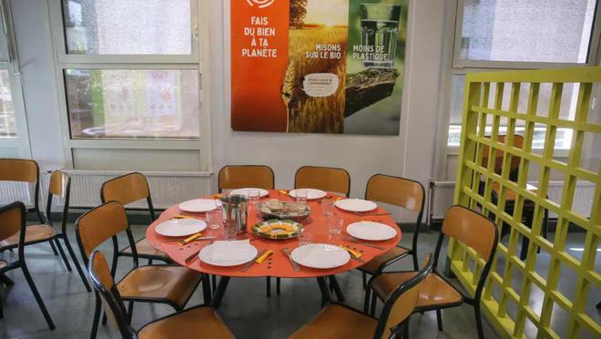 南宫28法国黉舍食堂塑料餐具回归家长群已炸：安康不论了？！(图2)